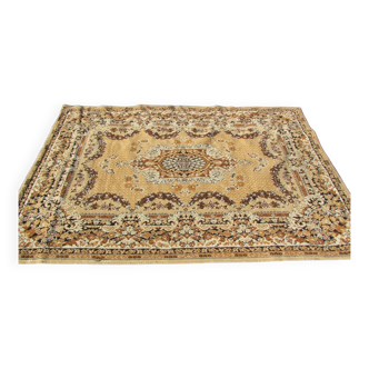 Beige mechanical carpet: 169 x 220 cm
