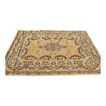 Beige mechanical carpet: 169 x 220 cm