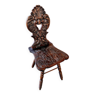 Salle alpine suisse / Chaise d'angle / Fratzenstuhl / Chaise en bois dur sur des pieds tournés et un dossier sculpté en forme de masque / Années 1930