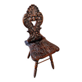 Salle alpine suisse / Chaise d'angle / Fratzenstuhl / Chaise en bois dur sur des pieds tournés et un dossier sculpté en forme de masque / Années 1930