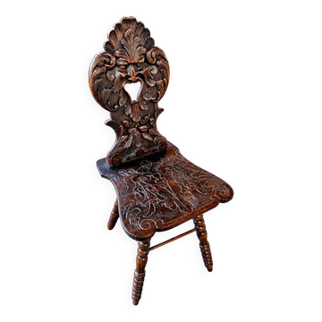 Salle alpine suisse / Chaise d'angle / Fratzenstuhl / Chaise en bois dur sur des pieds tournés et un dossier sculpté en forme de masque / Années 1930