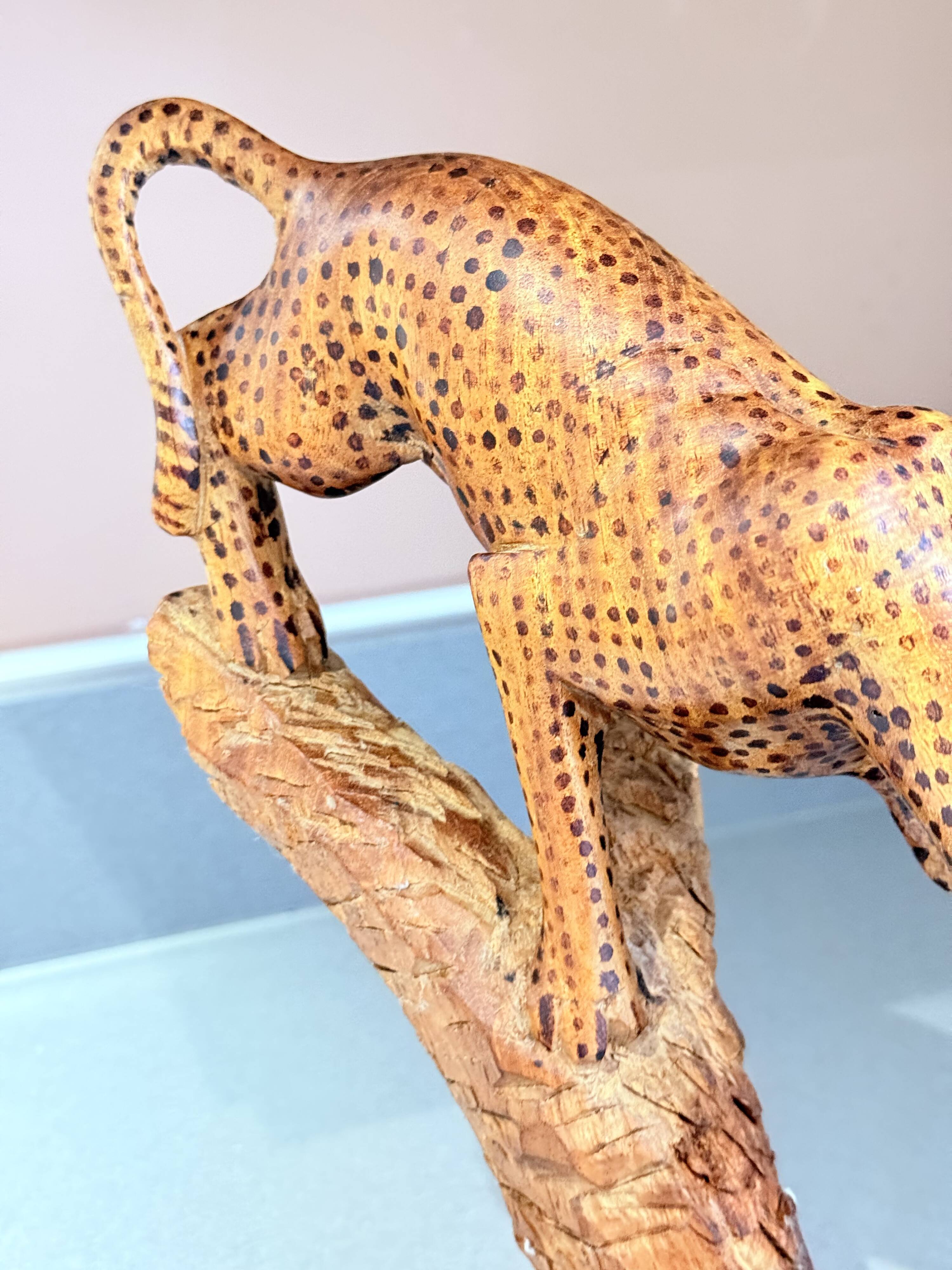 Sculpture de léopard africain sculptée à la main sur tronc d'arbre, figure d'art populaire tribal
