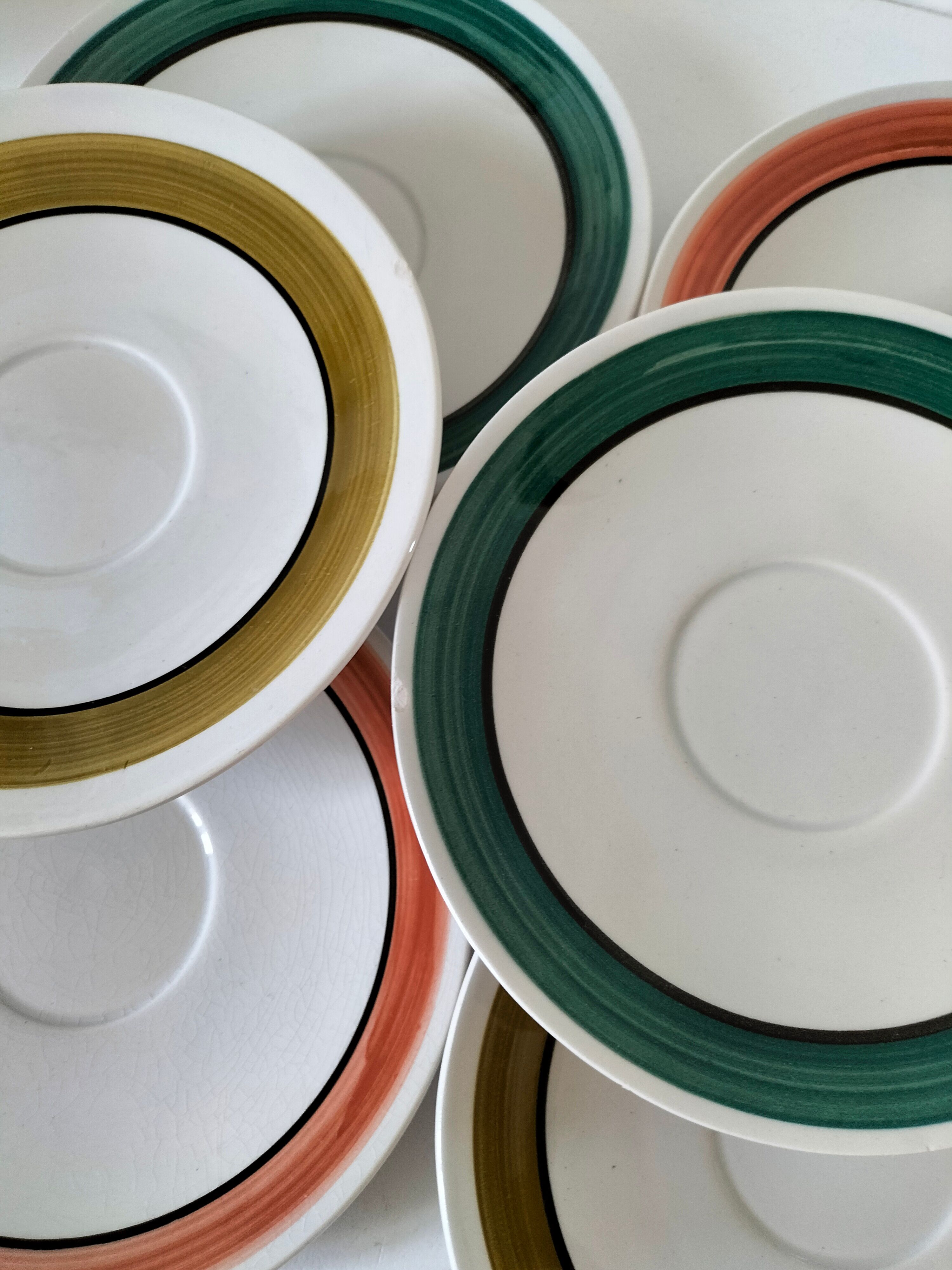 Ensemble de 4 grandes tasses vintage et 6 sous-tasses graphiques
