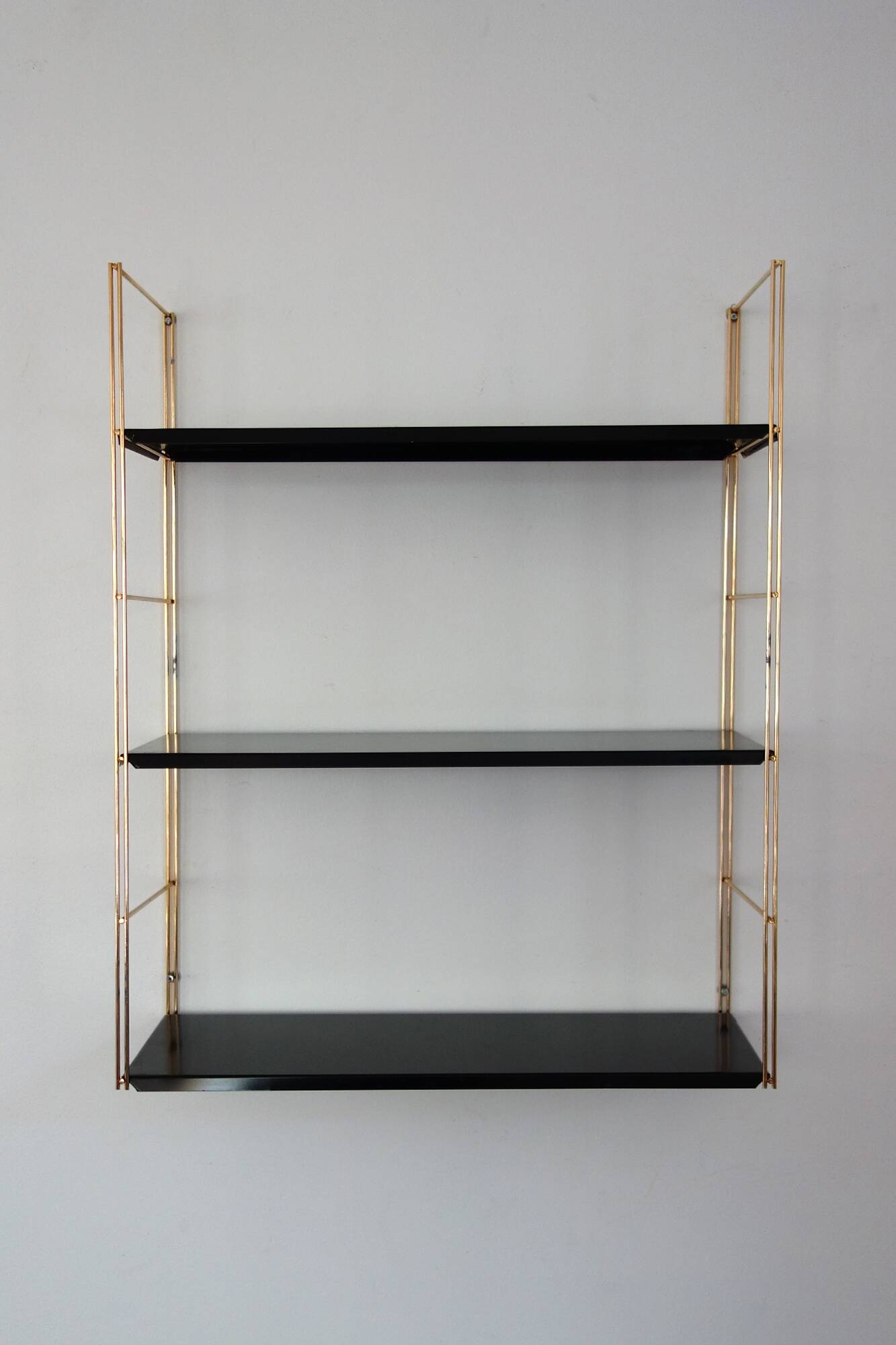 Modular string wall shelf in golden brass and black metal, 50s/60s