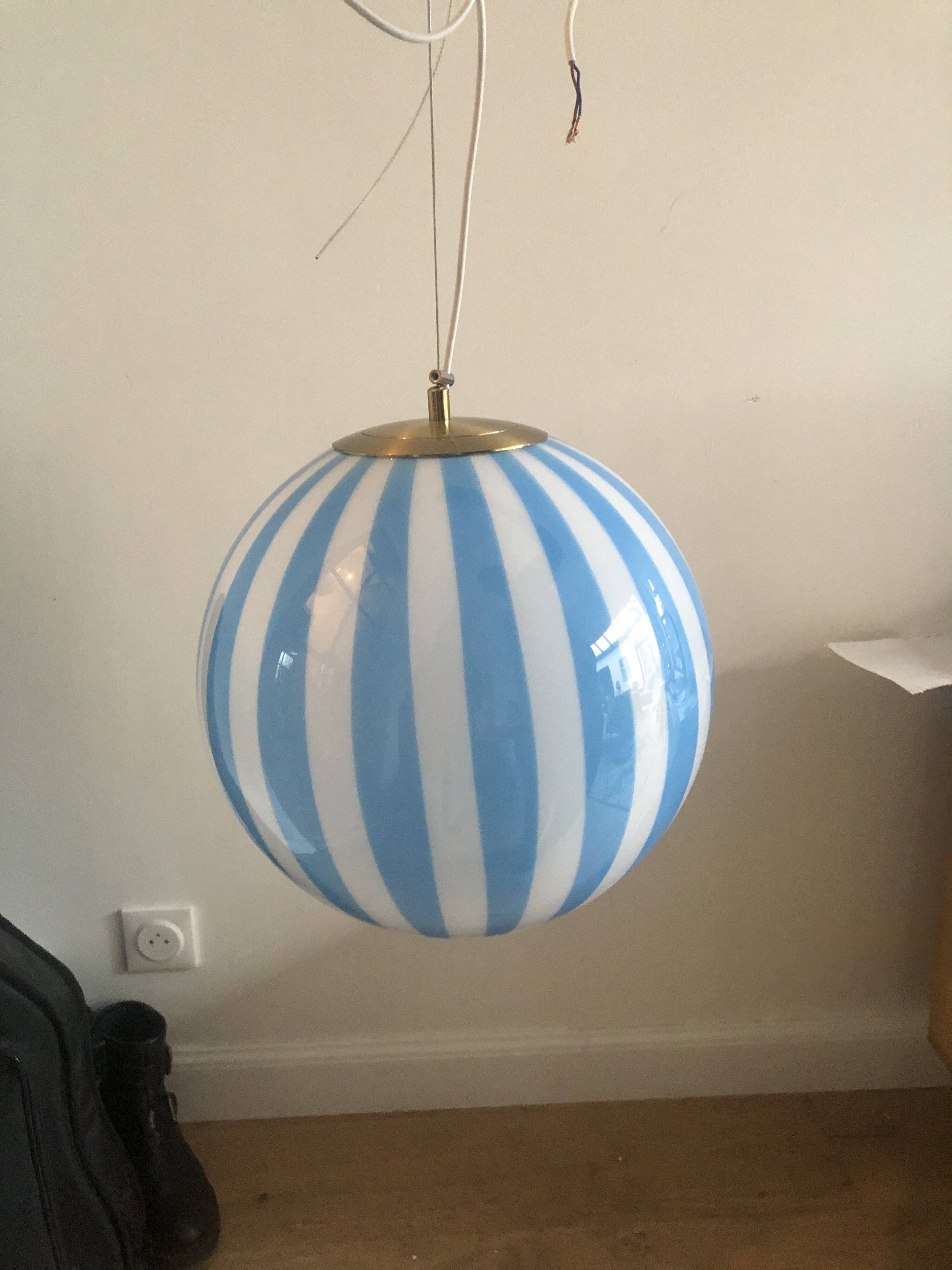 Suspension ronde rayé blanche et bleu thème Circus