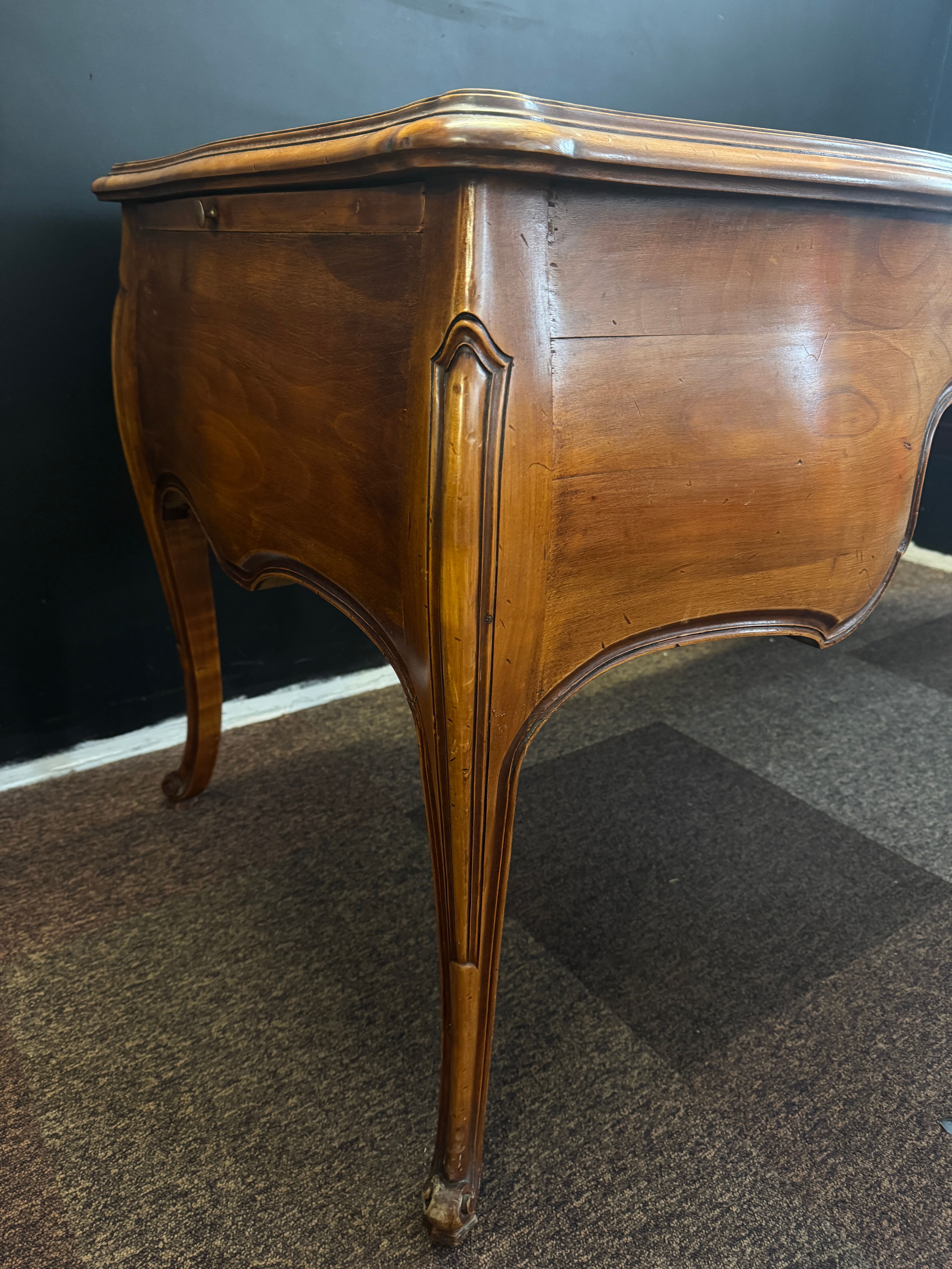 Curved desk in Louis XV style – 5 drawers