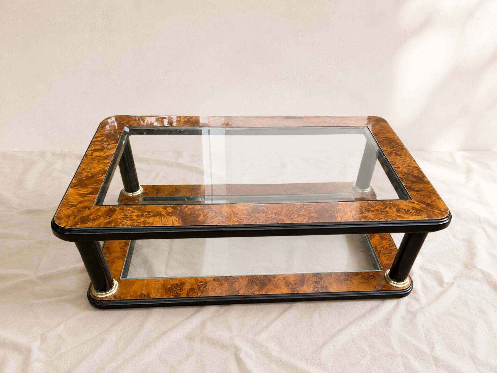 Table basse en loupe de bois, verre et laiton de style Art Déco