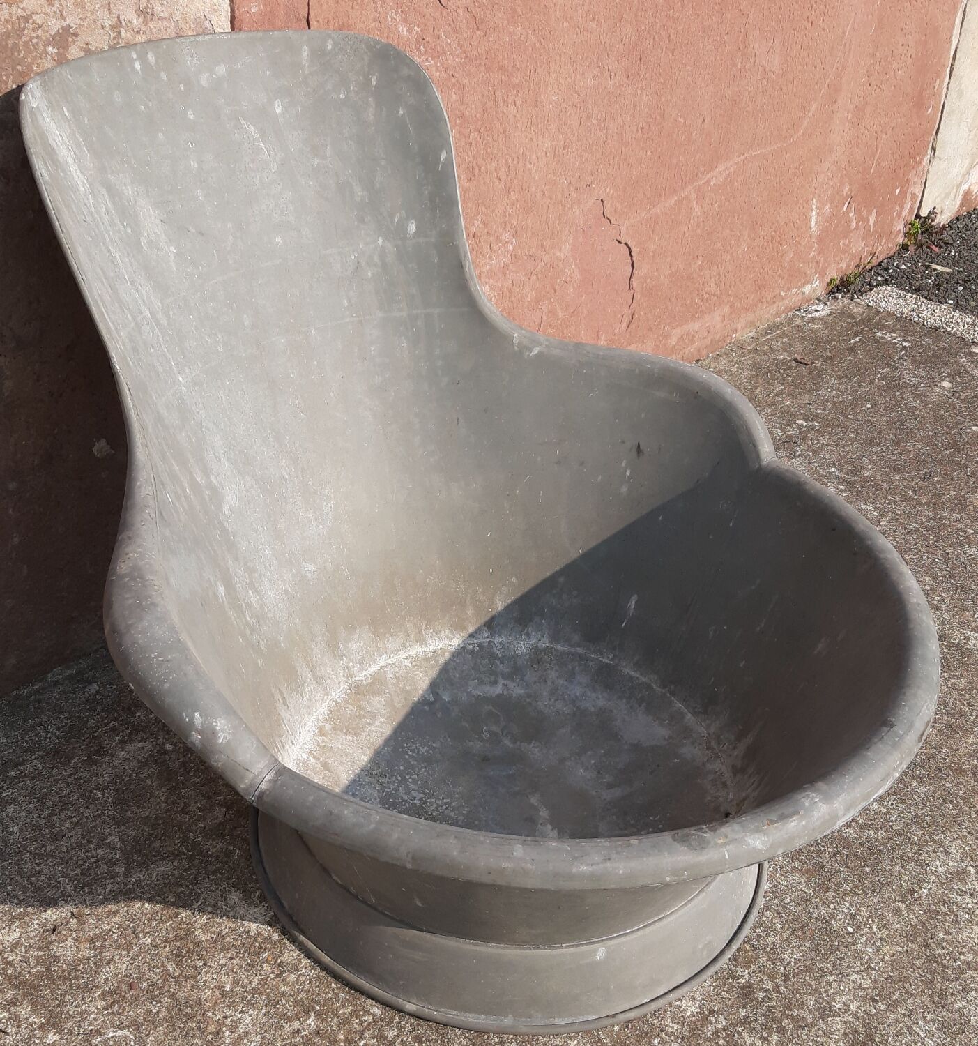 Zinc bathtub