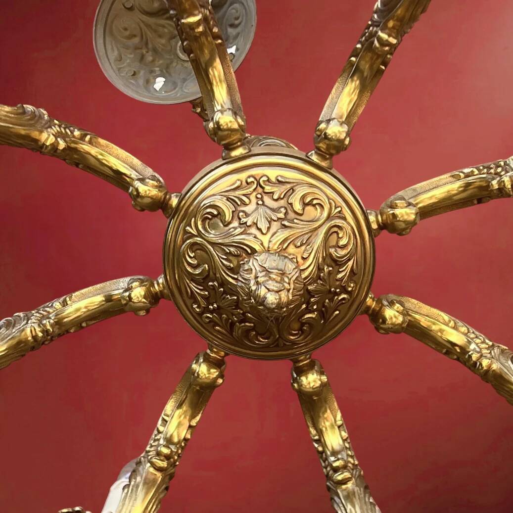 Lustre ancien en laiton doré massif style Louis XV rocaille à 8 feux – années 50 70