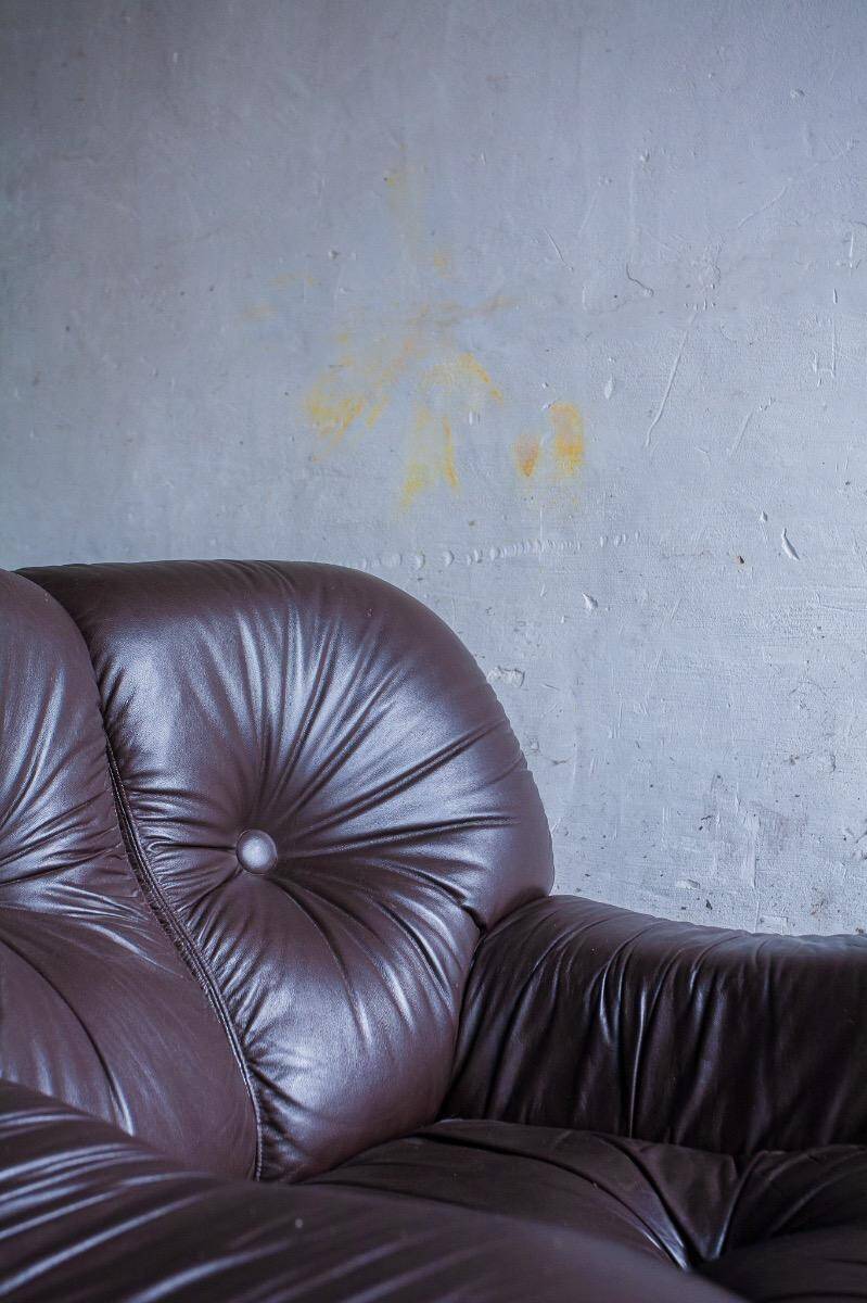 Ensemble de 2 fauteuils de style mid-century en cuir marron foncé.