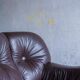 Ensemble de 2 fauteuils de style mid-century en cuir marron foncé.