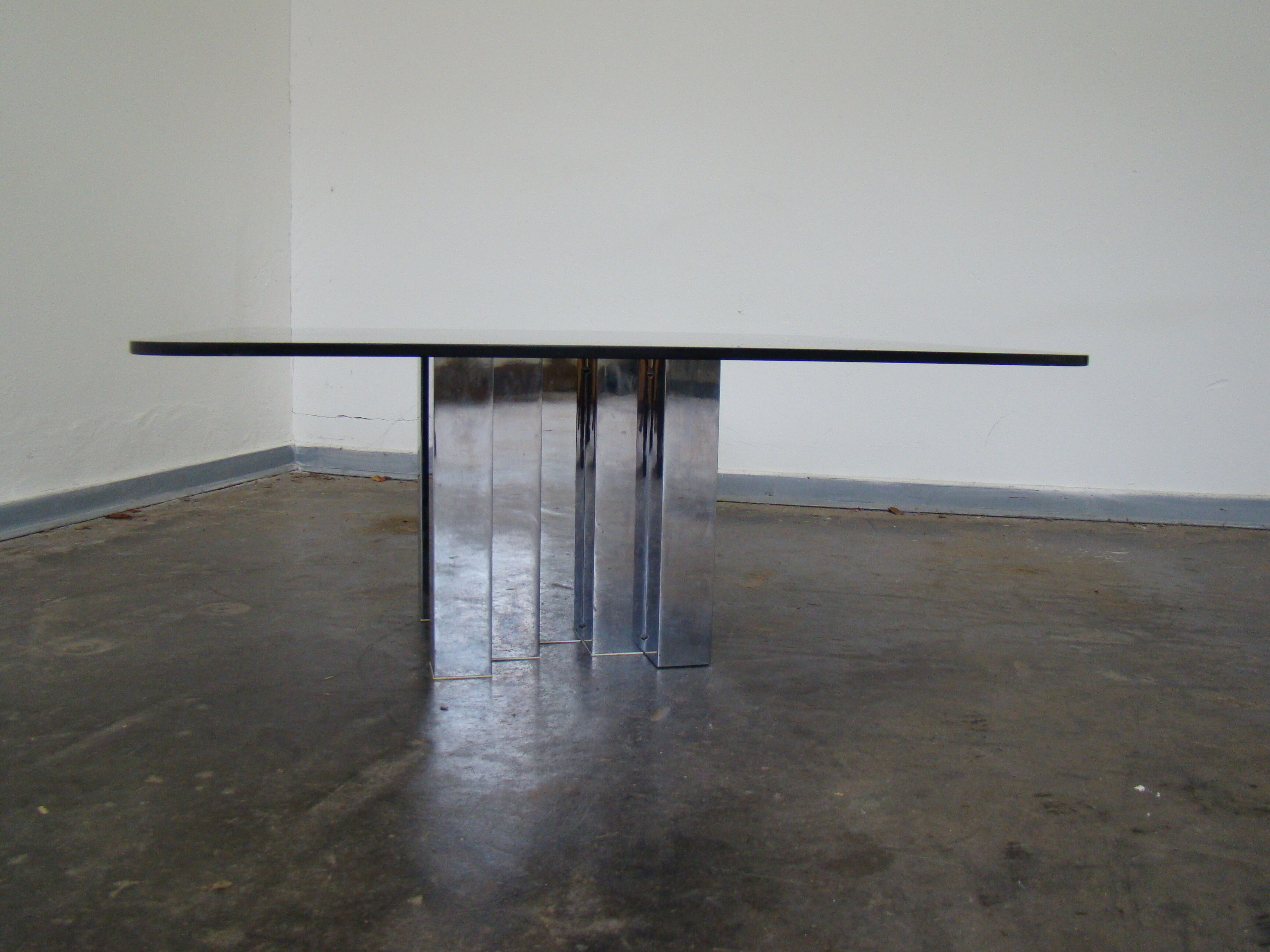 Table basse en verre fumé et chrome 1970