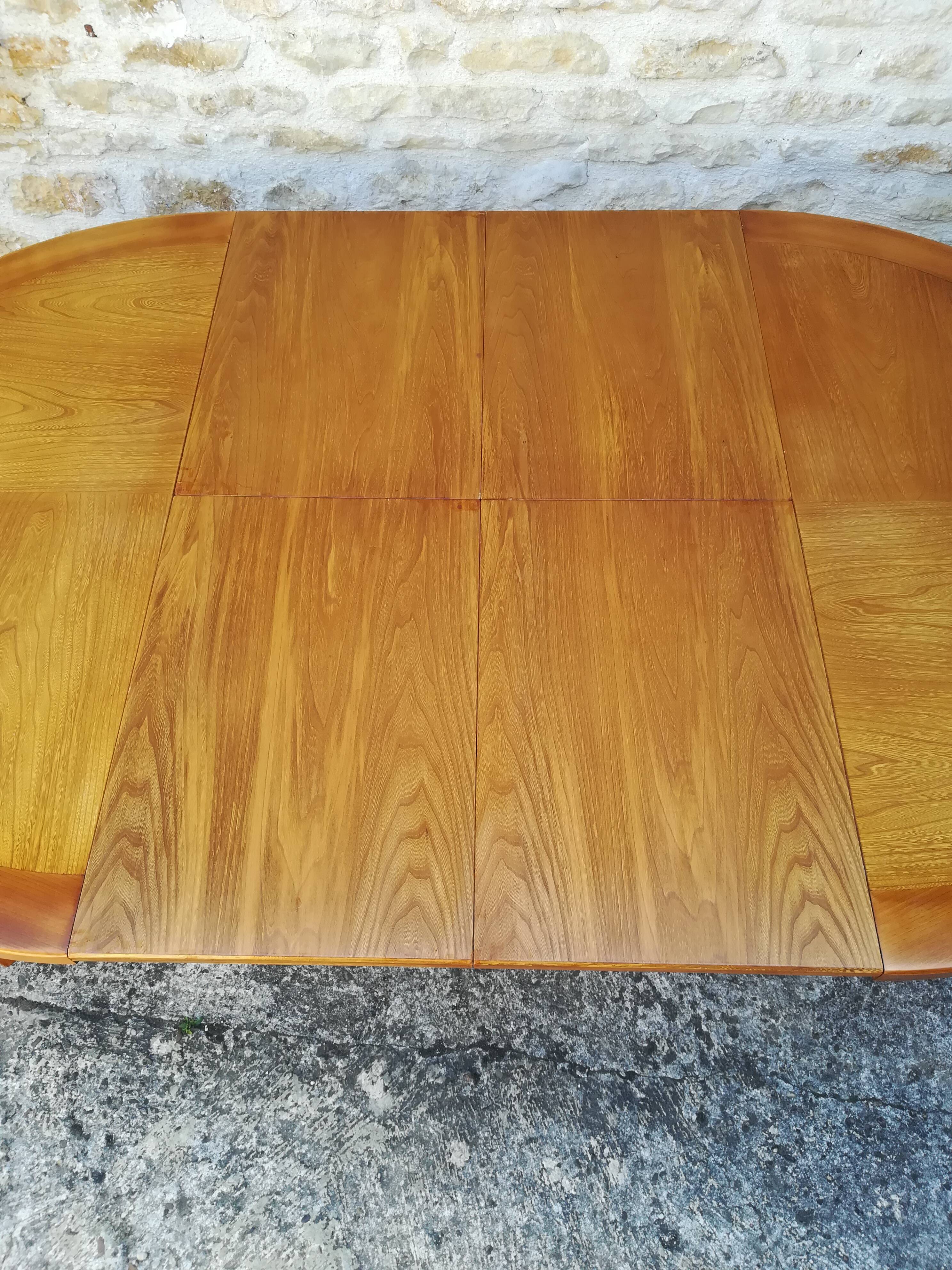 House Regain elm table with two extensions