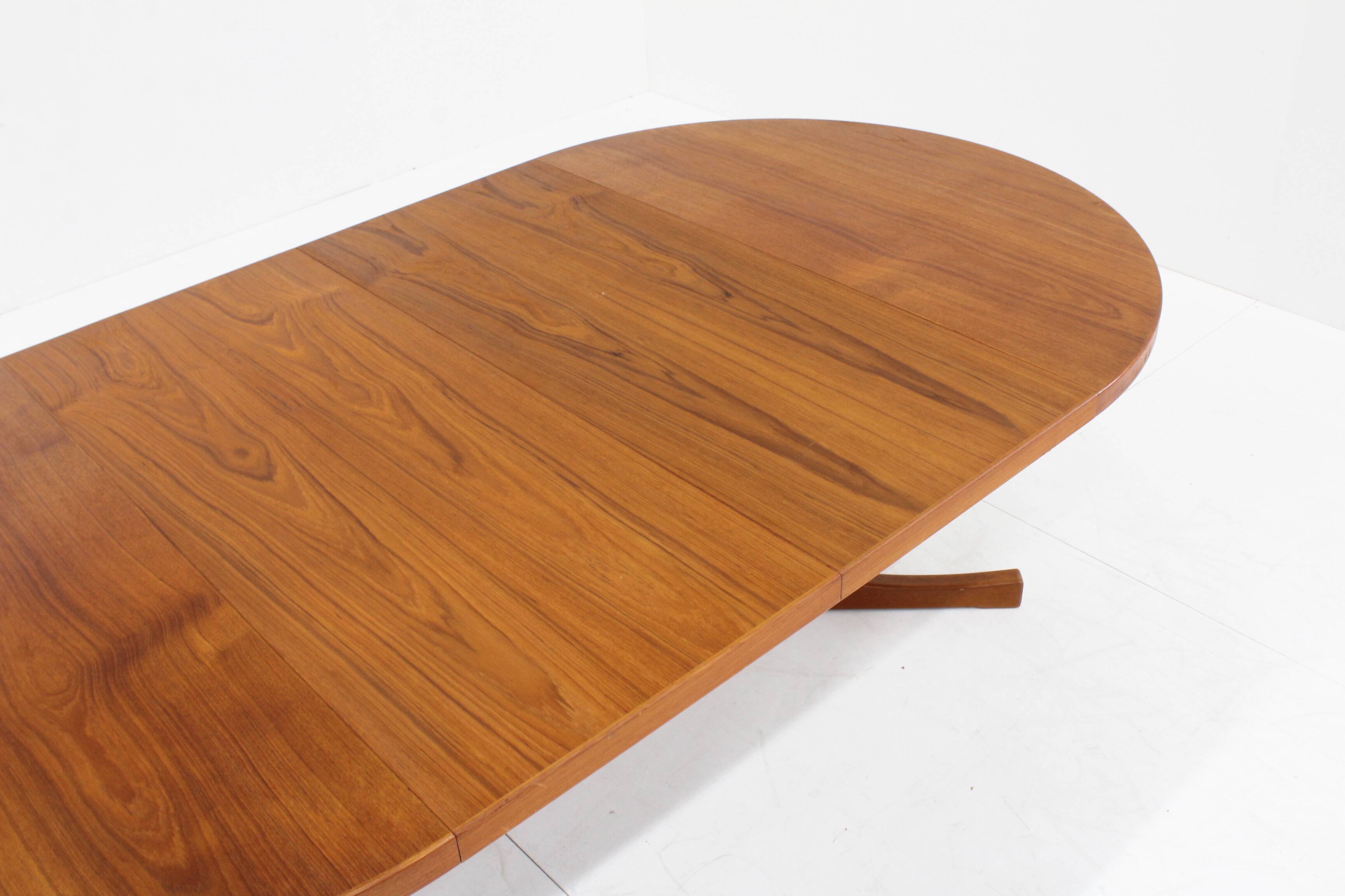 Vintage Danish round extendable dining table from the 1960s, Denmark.