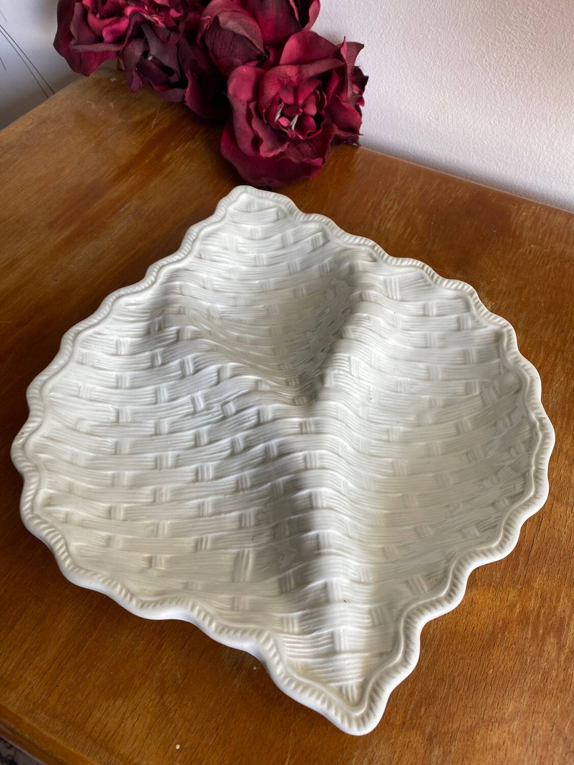 Ceramic compartmentalized leaf appetizer dish