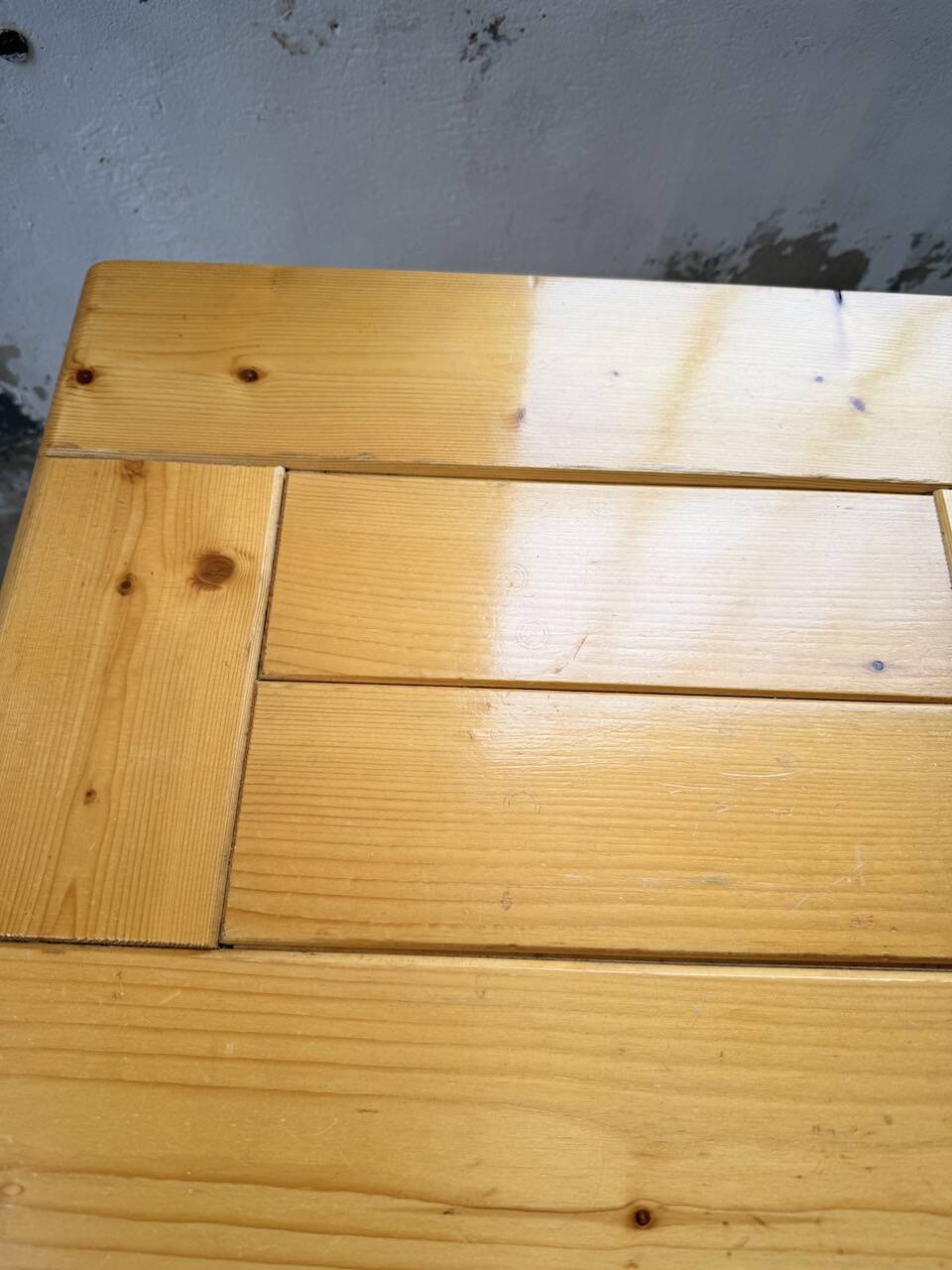 Chevet sélectionné par Charlotte Perriand pour Les Arcs