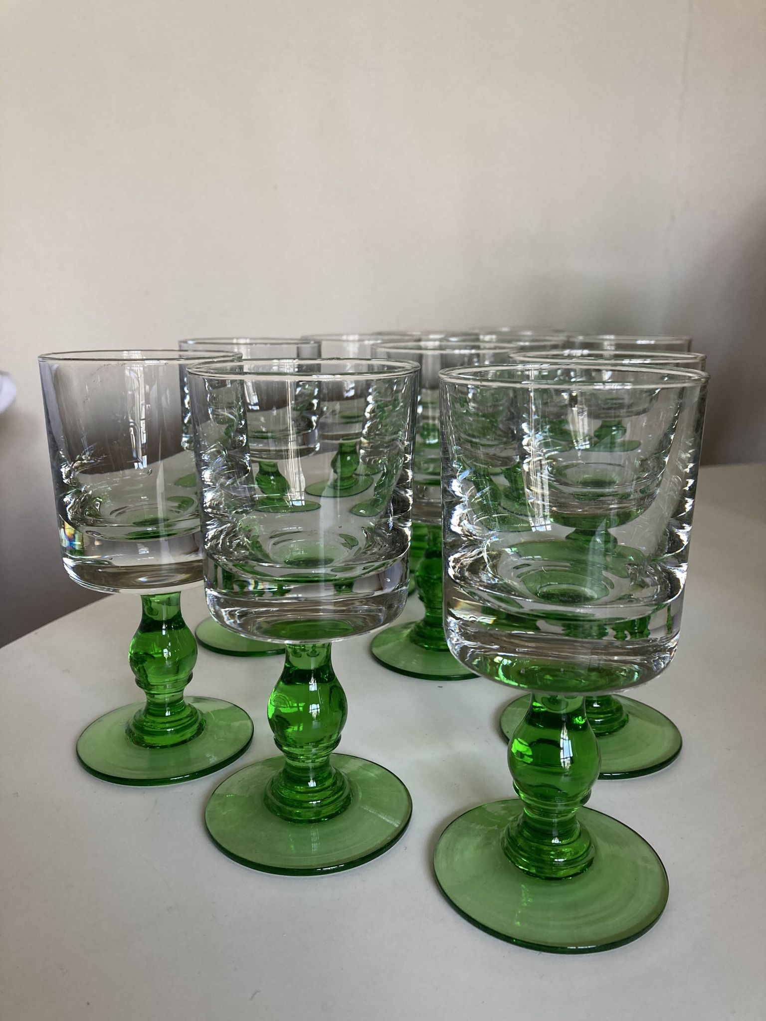 Set de 12 verres gobelets massifs à pied 1960