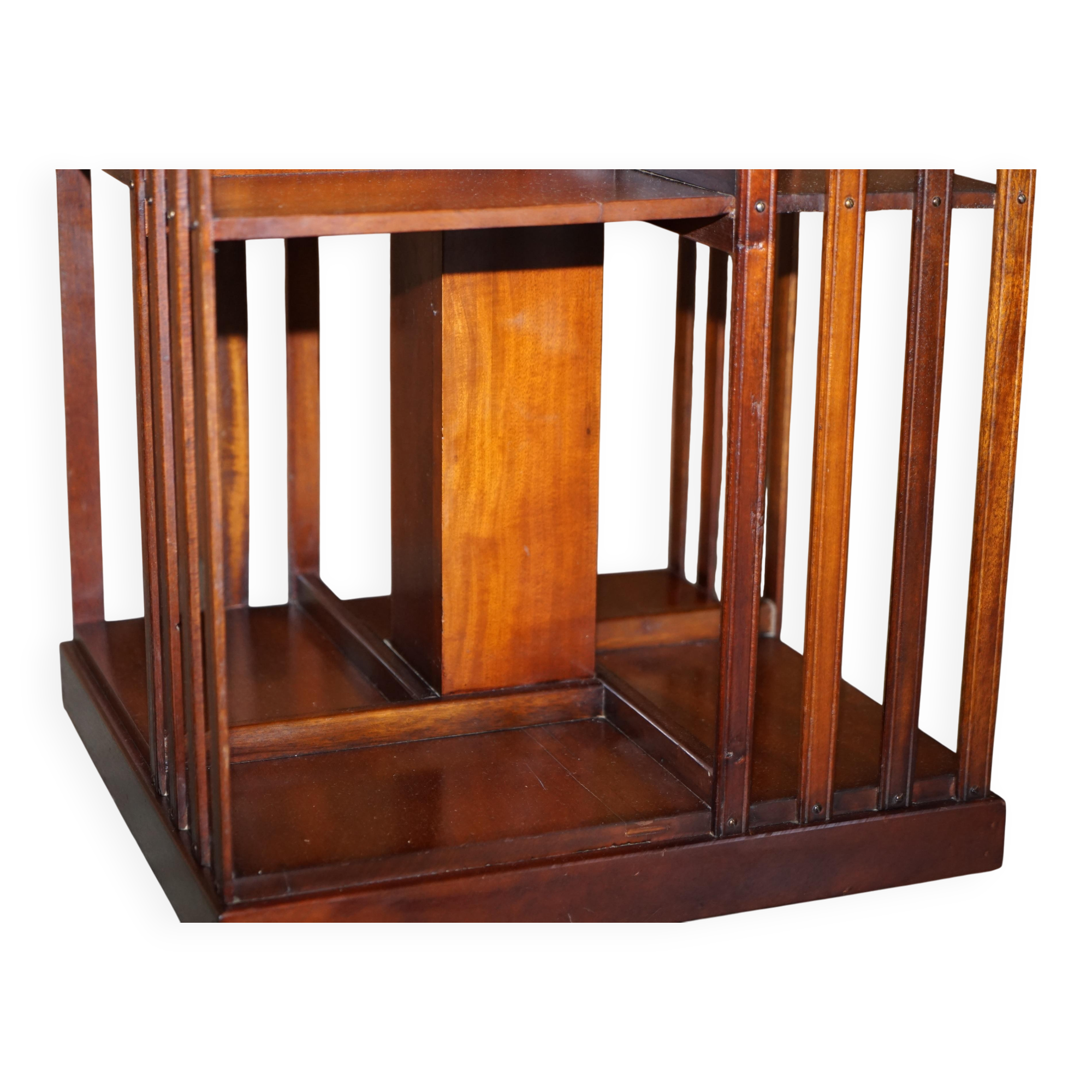 Table bibliothèque tournante Sheraton Revival en acajou et bois de satin