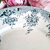 Assiettes à dessert anciennes en terre de ferré accompagnées d'un plat