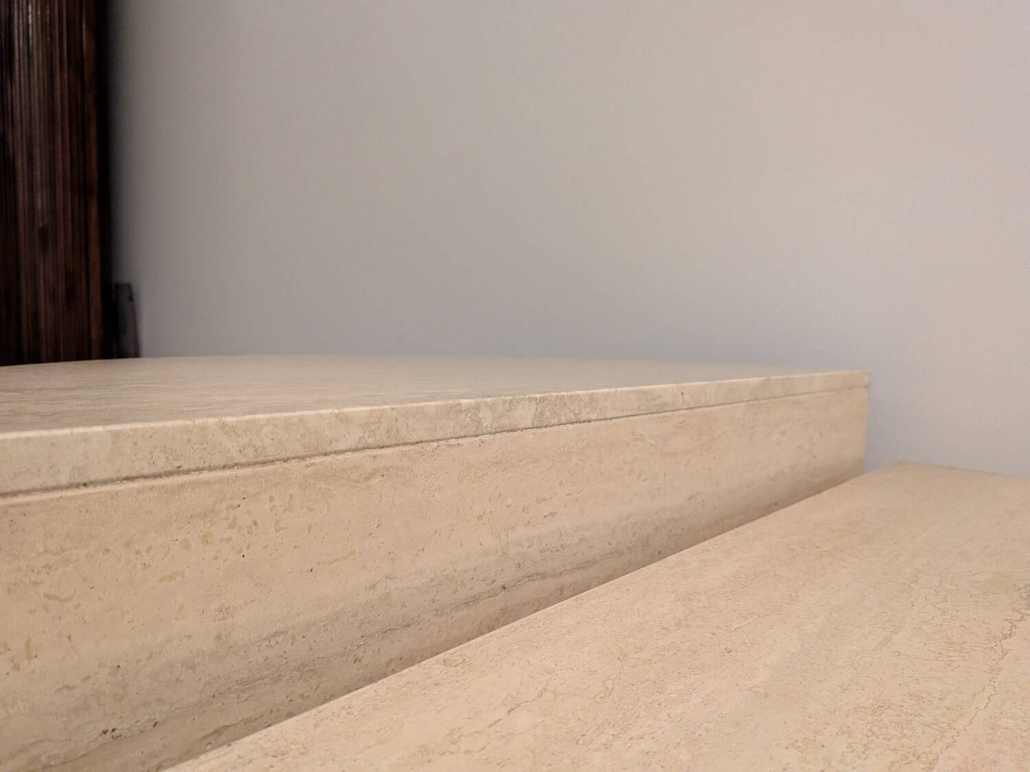 Table basse ronde en travertin par Up & Up, Italie 1970