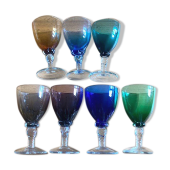 Lot de sept verres colorés