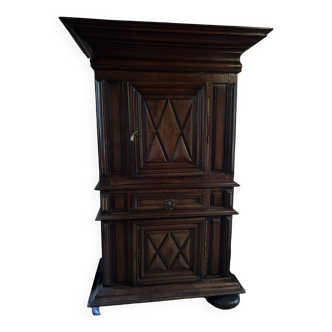 Armoire antique Louis xiii