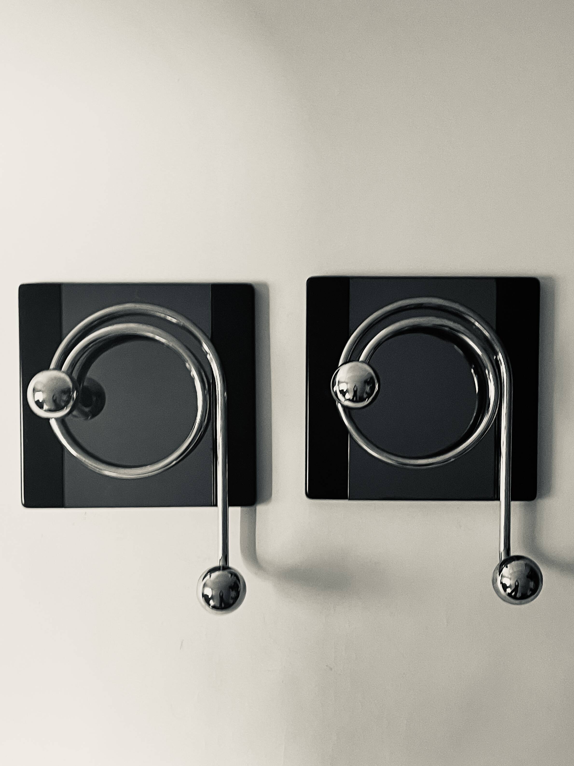 2 patères en bakélite, verre fumé et chrome attribués à Willy Rizzo
