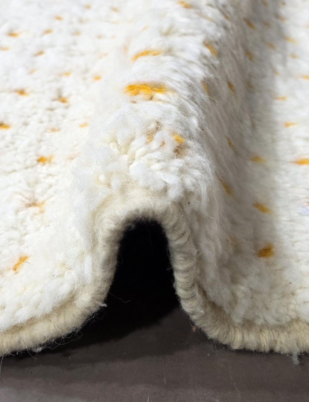 White carpet with yellow dots - 276 x 211 cm