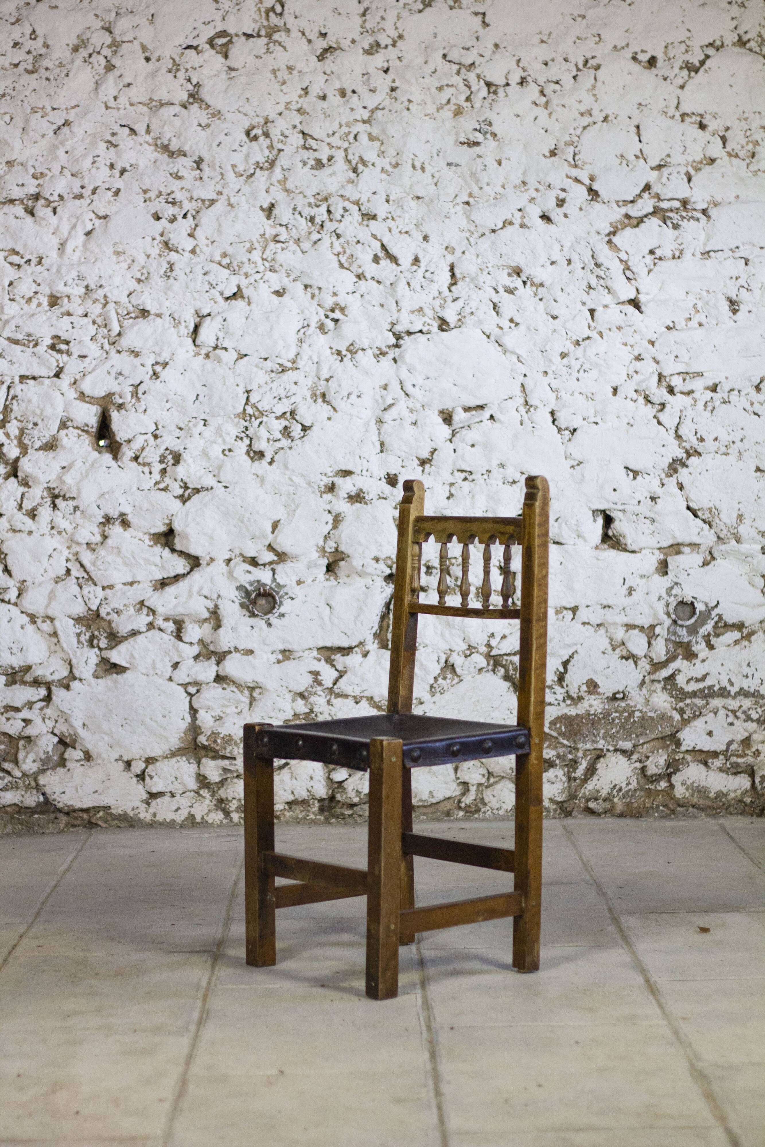 Chaise brutaliste bois et cuir espagnol, 1950