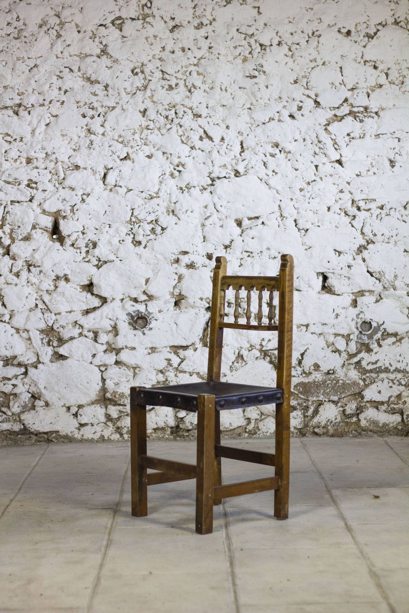 Chaise brutaliste bois et cuir espagnol, 1950