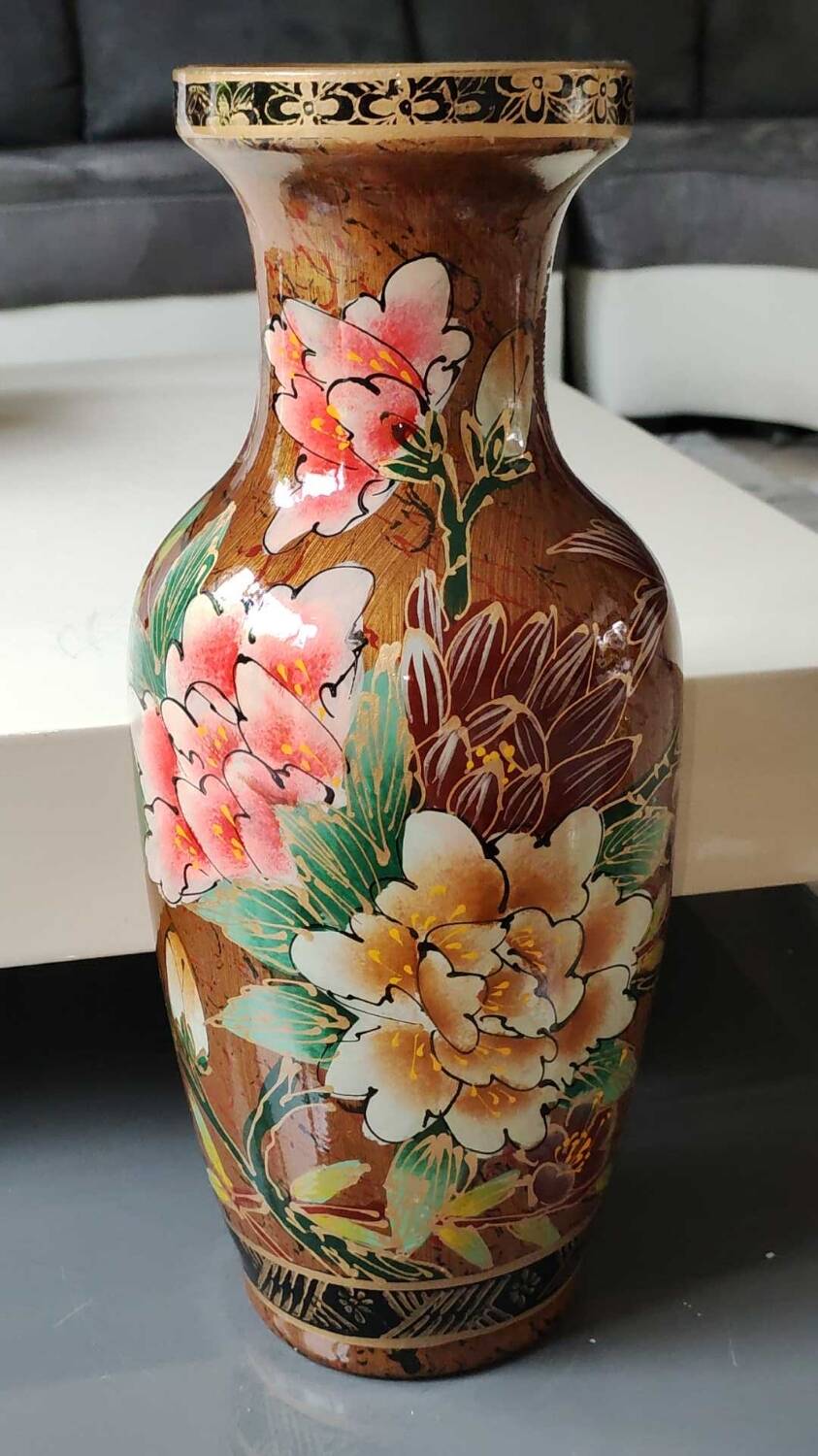 Stylish Chinese/Asian vase. Decor Polychrome floral motifs on a golden background. High 35 cm