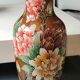 Vase stylé Chinois/Asiatique. Décor Motifs floraux polychromes sur fond mordoré. Haut 35 cm