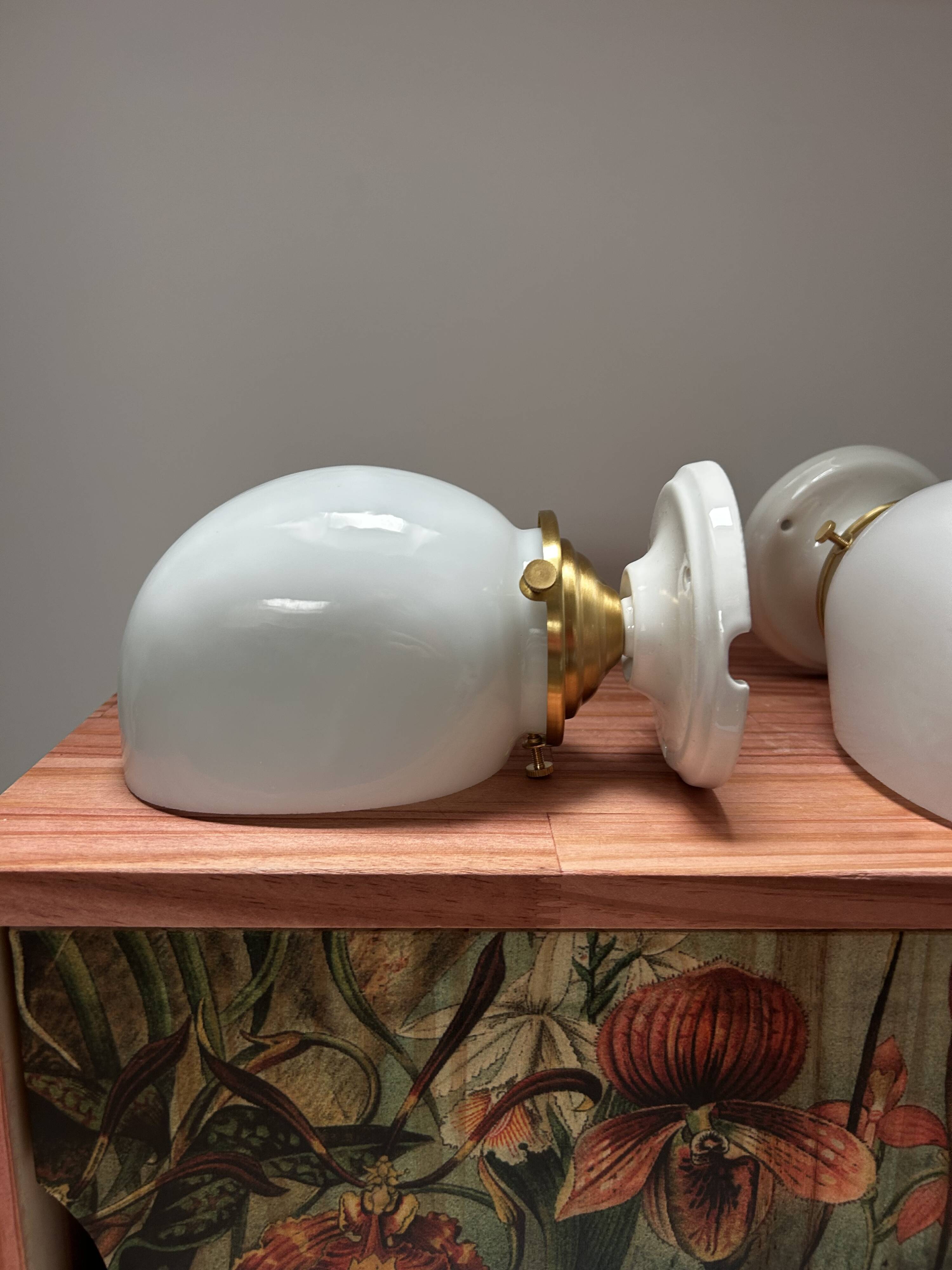 Paire d’appliques vintage en opaline blanche