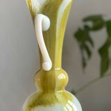 Pichet en verre soufflé opalin.