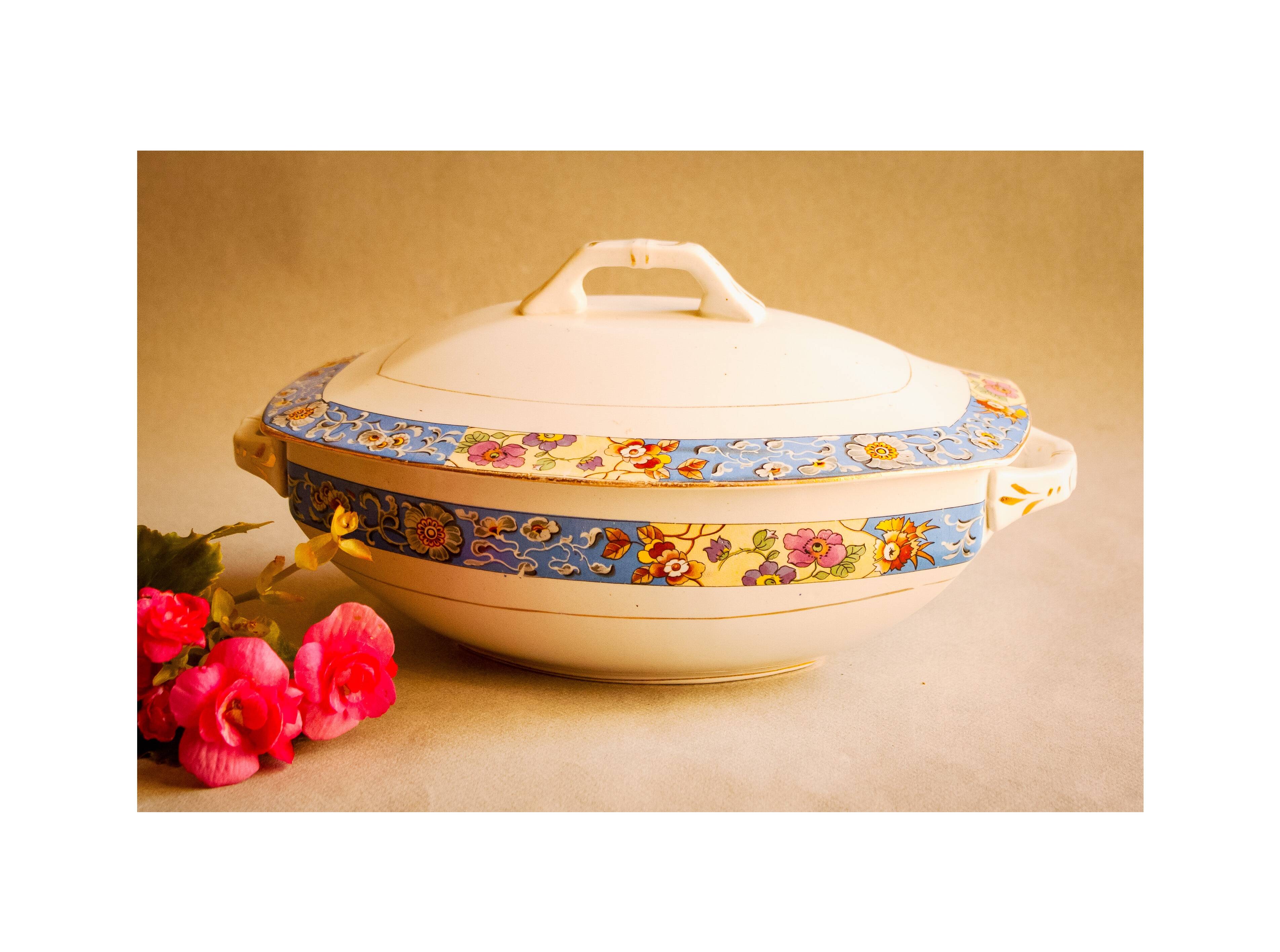 Sopera de porcelana antigua. Manufactured in Spain in the decade of 1920.