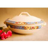 Sopera de porcelana antigua. Manufactured in Spain in the decade of 1920.