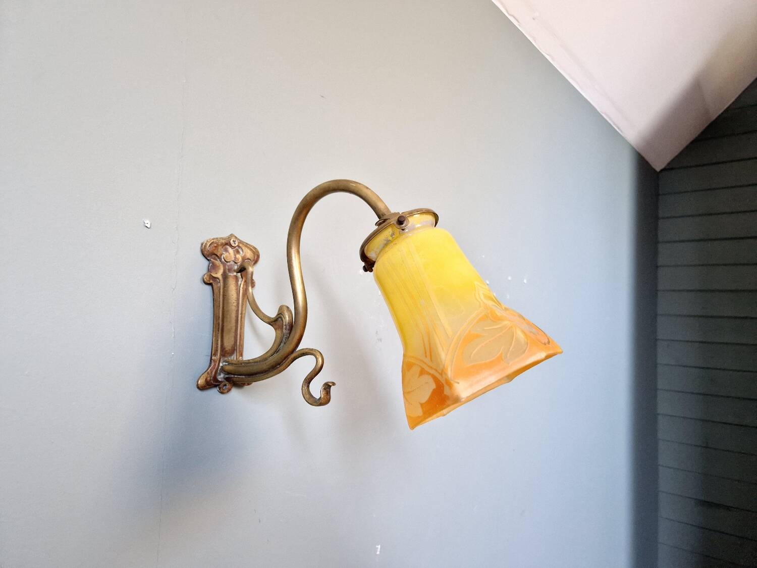 Art Nouveau wall light in bronze and satin glass, 1910s