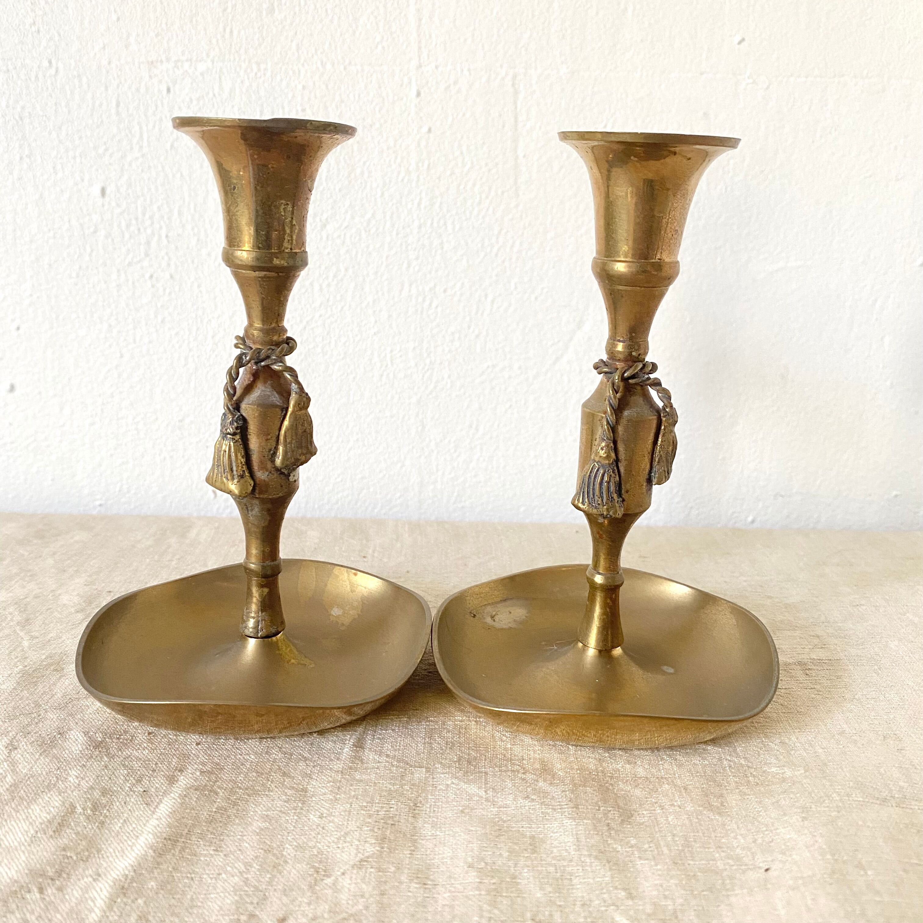 Paire de bougeoirs en laiton doré