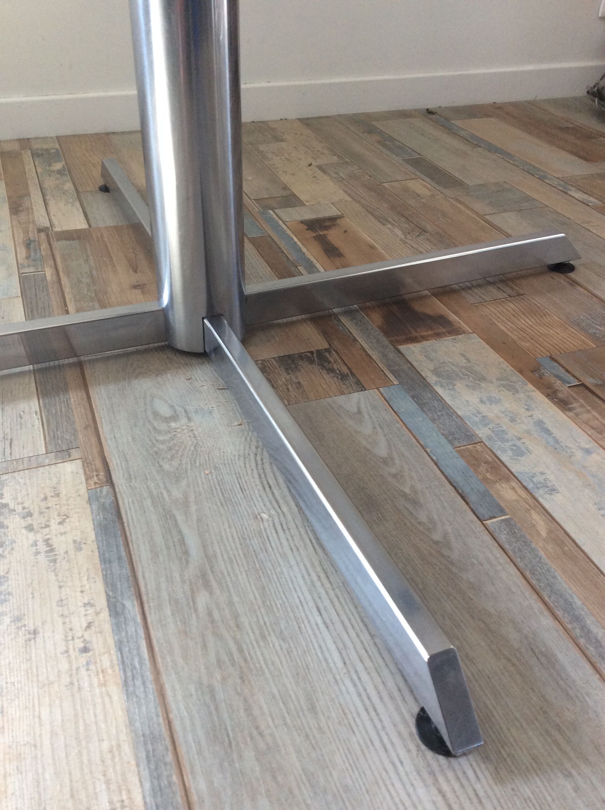 Round dining table of the 70s