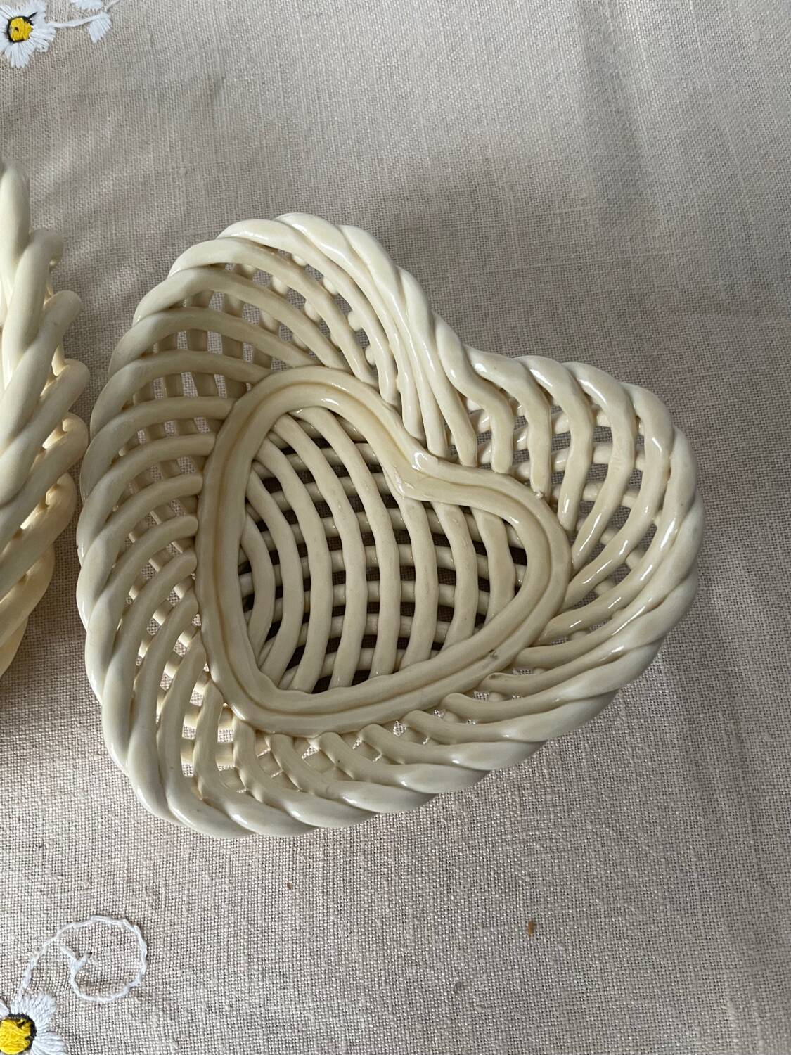 Set of 3 vintage beige heart-shaped woven porcelain nesting baskets