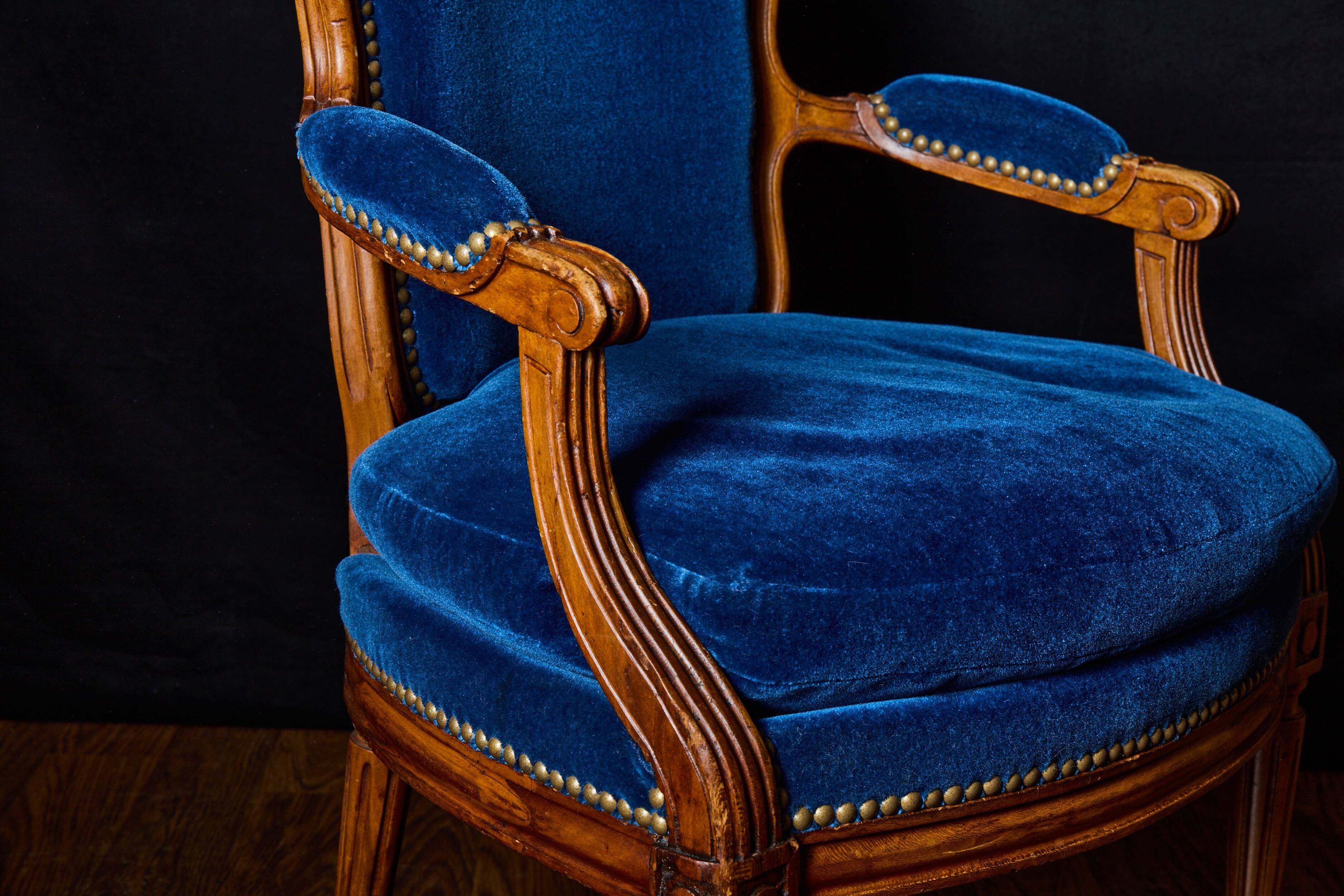 Paire de fauteuils de style Louis XVI rénovés en velours bleu
