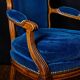 Paire de fauteuils de style Louis XVI rénovés en velours bleu