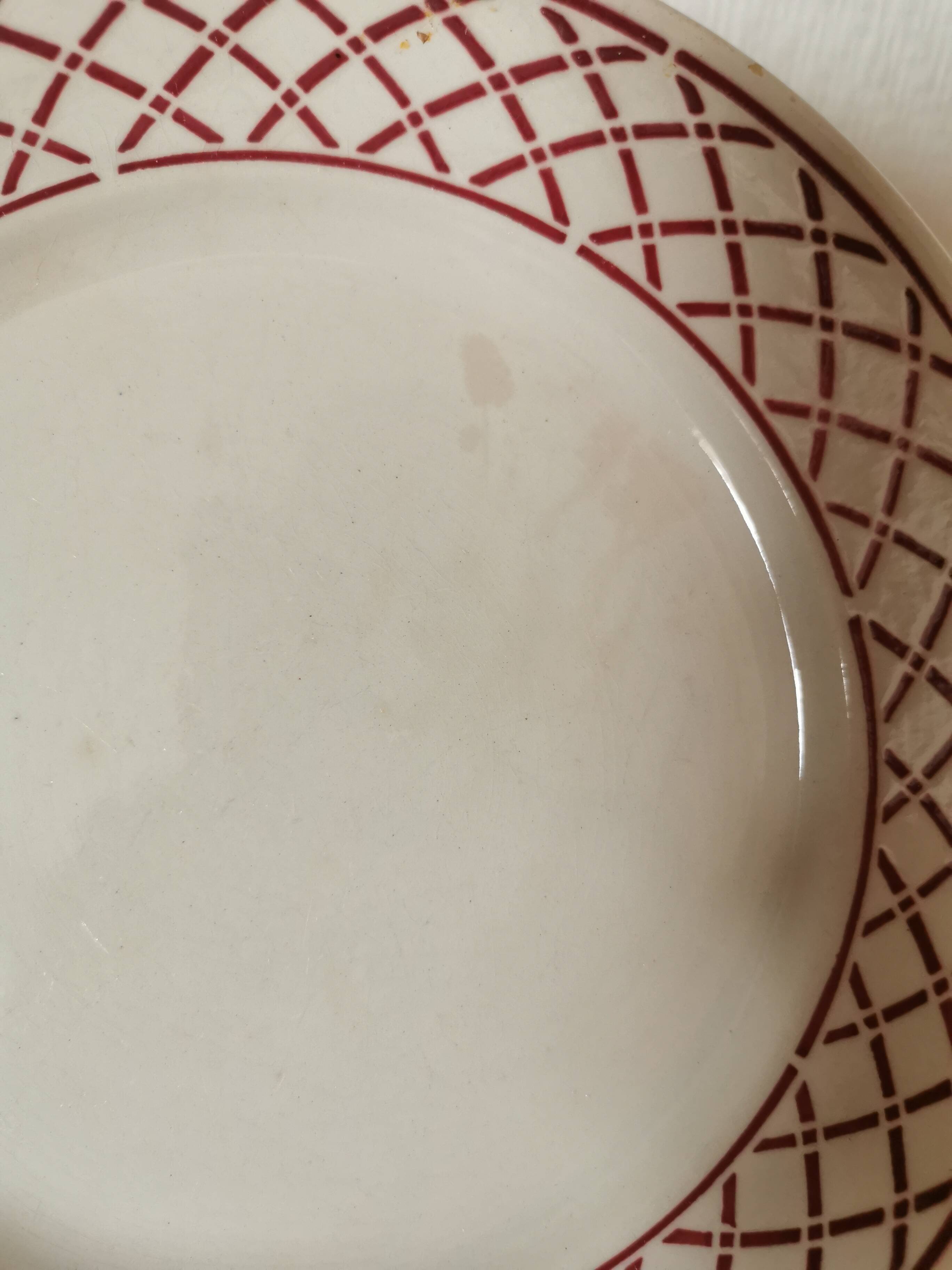 Lot de 5 assiettes à dessert Badonviller motif géométrique rouge et blanc