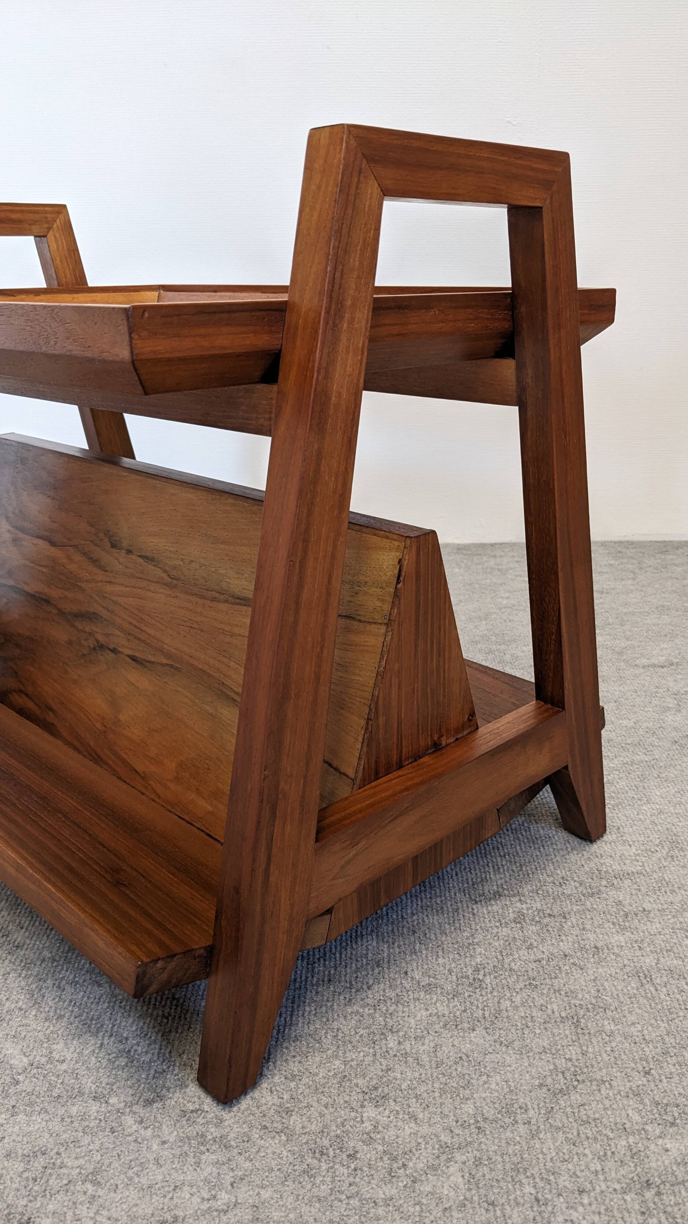 Table d'appoint porte-revues Art déco en noyer, France vers 1930