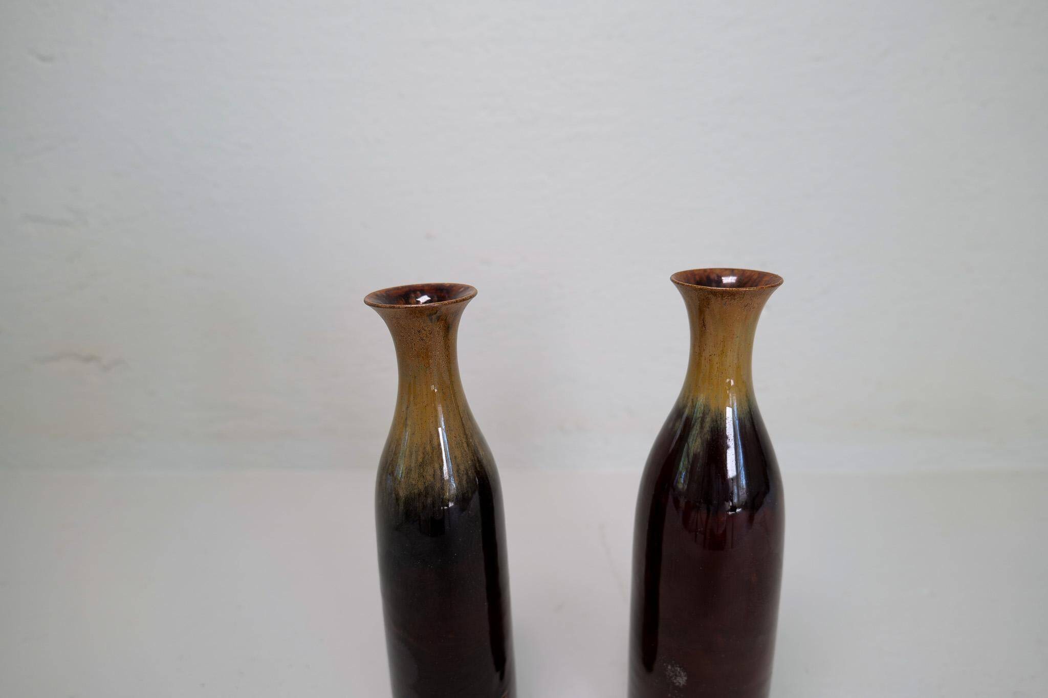 Modern Scandinavian pair of vases/bottles in ceramic by Carl-Harry Stålhane, Sweden.