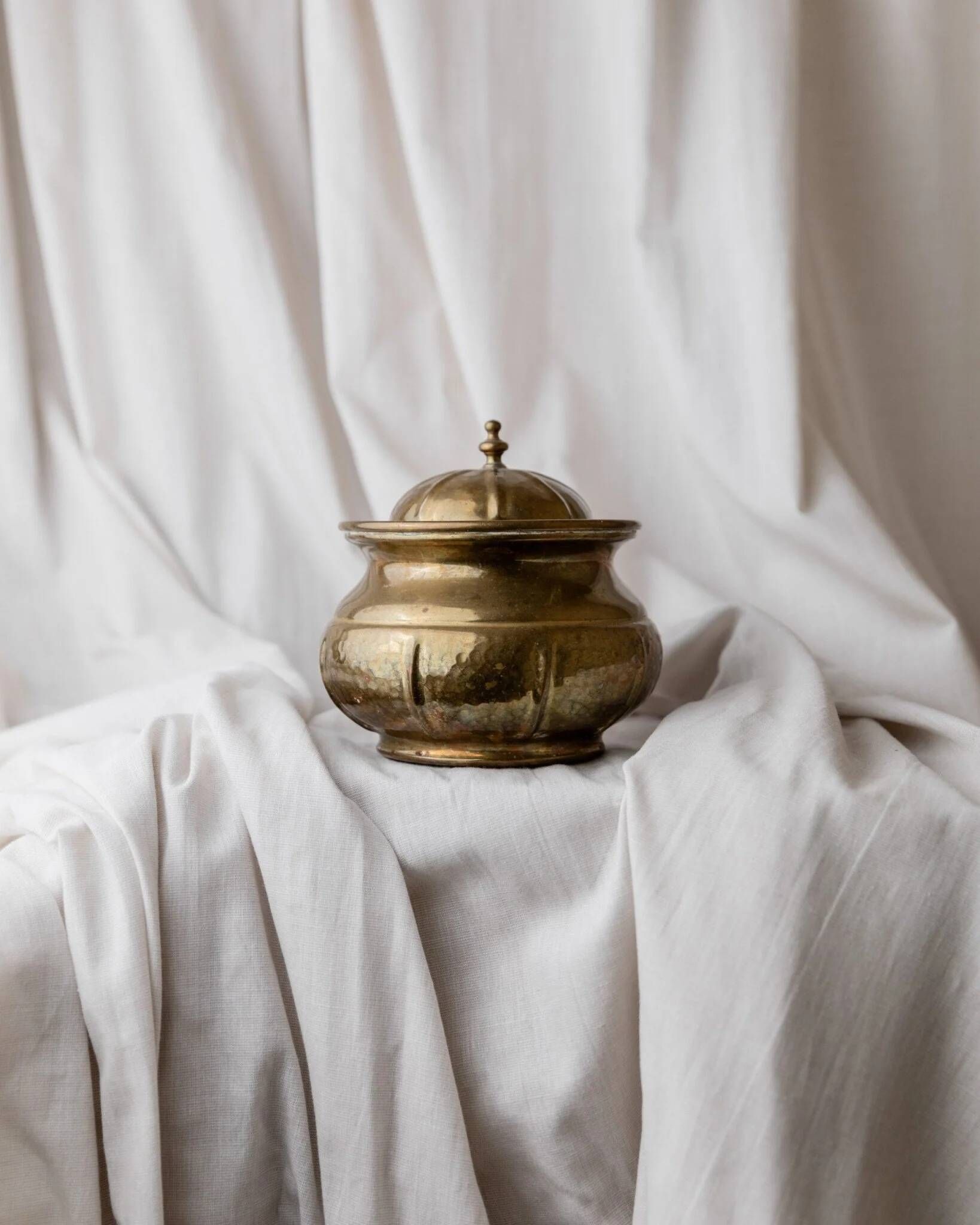 Vintage gold-toned brass box with lid, handmade in Italy (1950s) – elegant storage for biscuits or jewelry