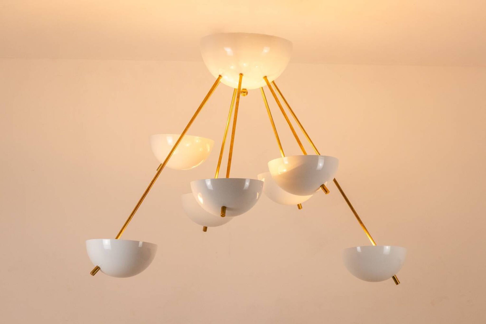 Stilnovo. Chandelier in gilded brass and white lacquered metal. Contemporary.