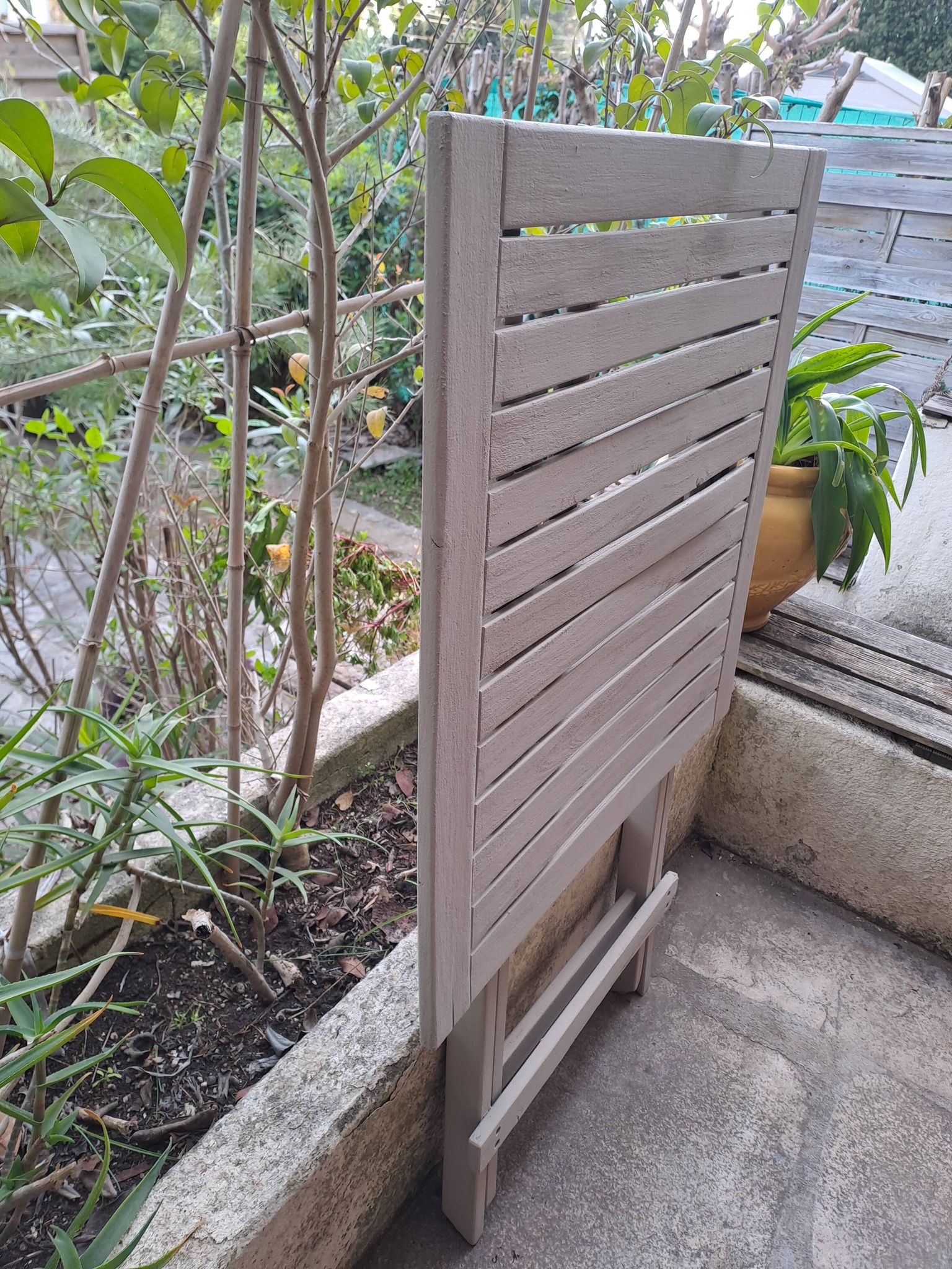 Table jardin pliante en bois peinte en beige grisé carrée