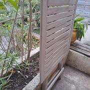 Table jardin pliante en bois peinte en beige grisé carrée