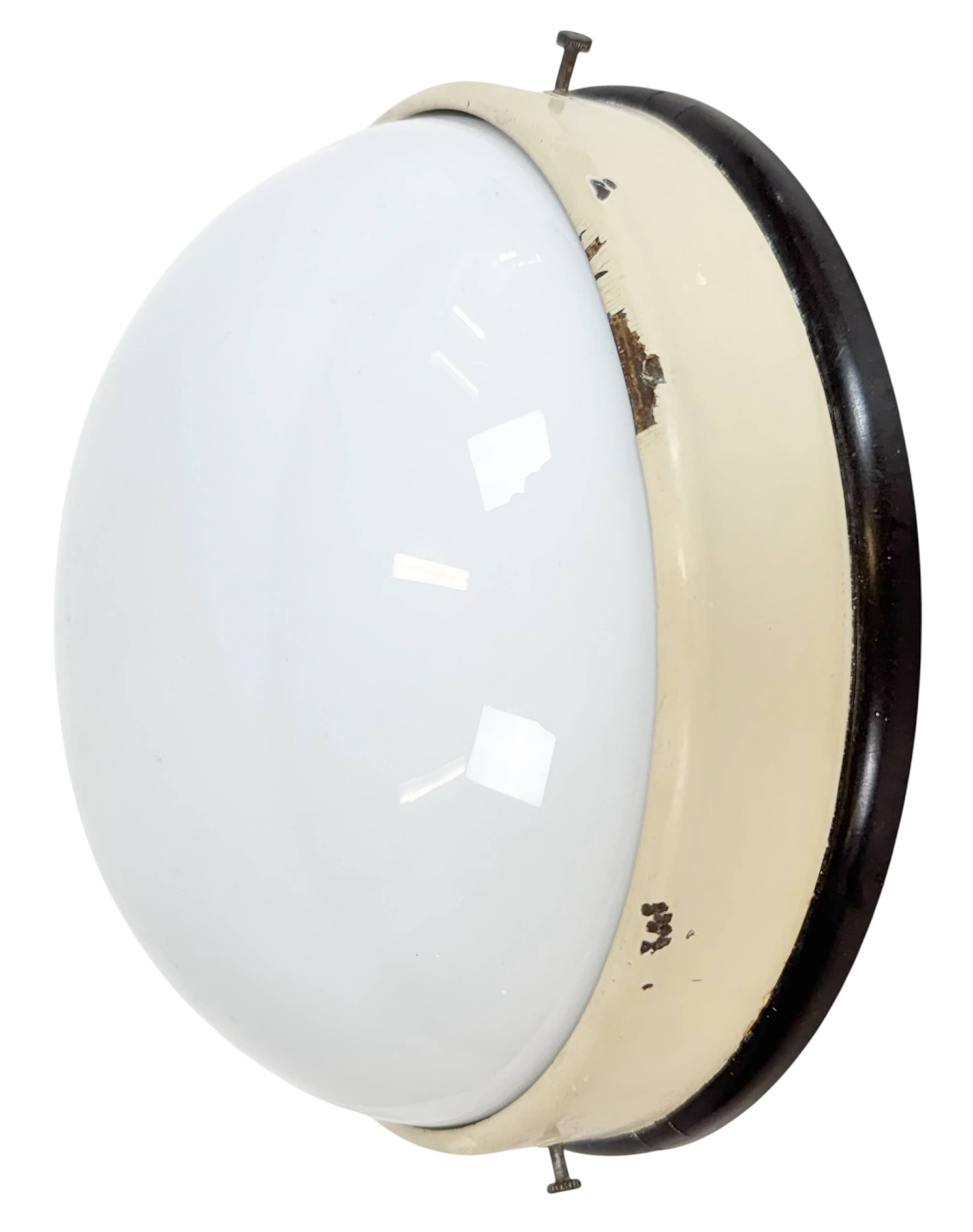 Applique, plafonnier industriel en bakélite et verre opalin, années 1950